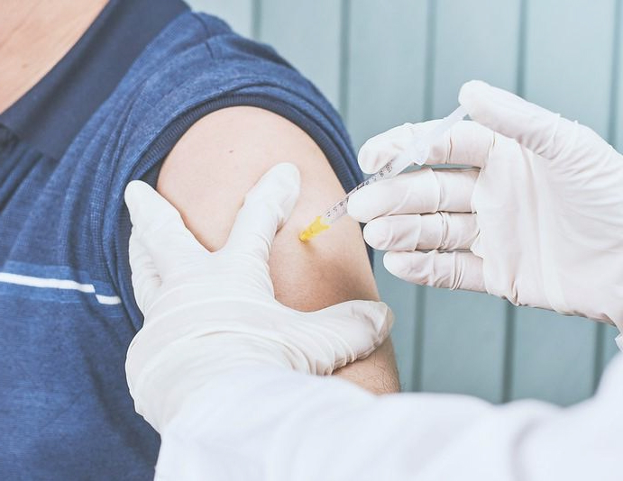 врач делает укол